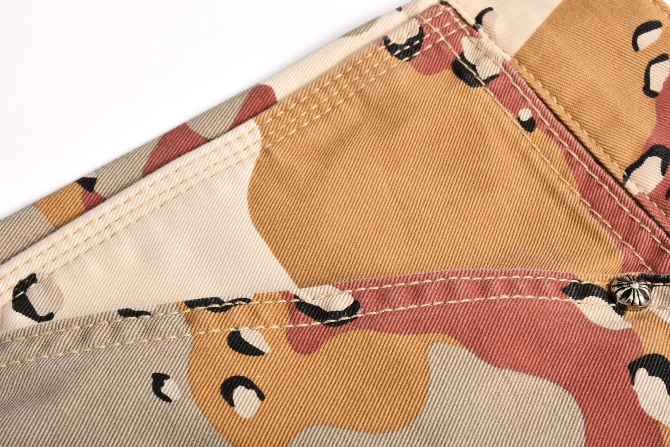 🅿️560 [Exclusive supply] CH Crouching Leather Camouflage Shorts (Red) Purchased and developed by a Los Angeles agent for US$2,980. This style is made of custom-made military canvas fabric, restored according to the original model 1:1, and printed with camouflage patterns. The customization period for the hem sex pattern stamp is 20 days, the minimum order is 1800 pieces, and the color plate is matched. The hardware buckles are all made of electroplated 925 silver material, the weight is perfectly restored, and they are aged and oxidized to black. Size:S-M-L-XL